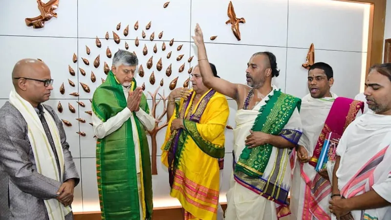 सीएम नायडू और राज्यपाल को टीटीडी पुजारियों ने दिया 'वेदाशीर्वचनम्'