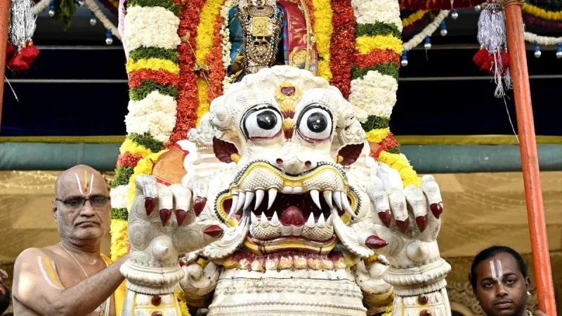 कोदंडराम स्वामी मंदिर में सिंह वाहन पर विराजमान हुए भगवान राम, मोतियों से जड़े मंडप में शोभा