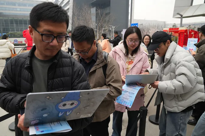 चीन में आर्टिफिशियल इंटेलिजेंस टूल की मांग से बढ़ी पुराने मैकबुक की कीमतें