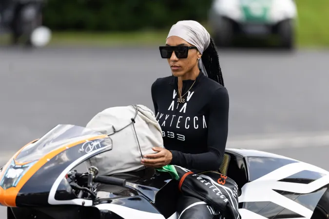 कौन हैं डेस्टनी स्पurlॉक? NASCAR कप सीरीज़ का सपना देखने वाली पहली अश्वेत महिला ARCA में प्रतिस्पर्धा करेंगी