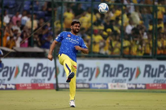 IPL 2026 की तैयारी में धोनी का अंदाज़: फैंस के ऑटोग्राफ मांगने पर दिया प्यारा जवाब!