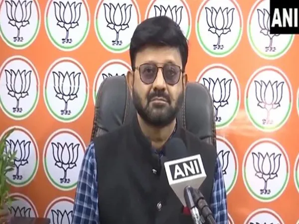 चुनाव से पहले बीजेपी को झटका, कई नेताओं ने थामा जेएमएम का दामन