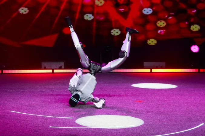 कैलिफ़ोर्निया में रेस्टोरेंट में डांसिंग रोबोट हुआ बेकाबू, कर्मचारियों ने किया काबू