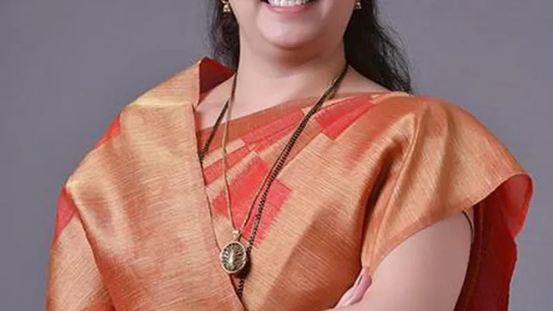 विवादों के बीच महाराष्ट्र महिला आयोग की अध्यक्ष का इस्तीफा