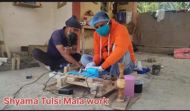 जेल की बैरक से मंदिरों तक: कौशांबी जेल में बनी तुलसी माला की भारी मांग