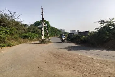 સુરતમાં પાલિકા અને વીજ કંપનીના સંકલનના અભાવે અકસ્માતનો ખતરો, રસ્તા વચ્ચે થાંભલો!