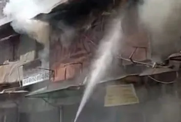 અમદાવાદ: રેવડી બજારમાં ભીષણ આગ, 30 દુકાનો ખાખ, વર્ષ 2002માં પણ બની હતી આવી ઘટના