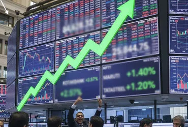 शेयर बाजार में जोरदार वापसी: सेंसेक्स में 900 अंकों का उछाल, निफ्टी में भी तेजी